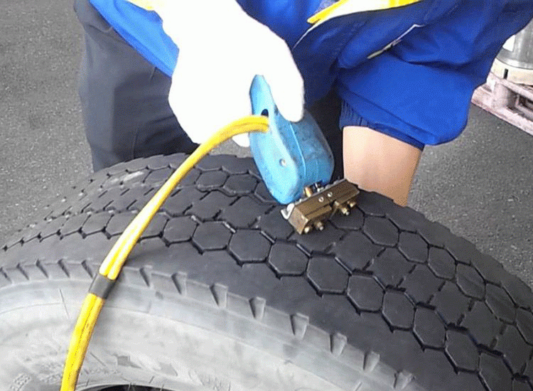 Riscolpitura pneumatici.